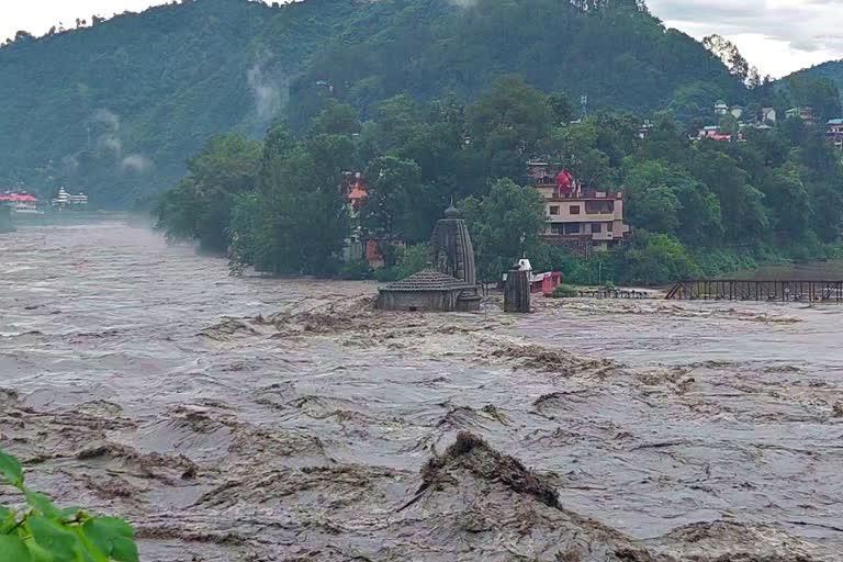 मंडी में भारी बारिश से ब्यास नदी उफान पर