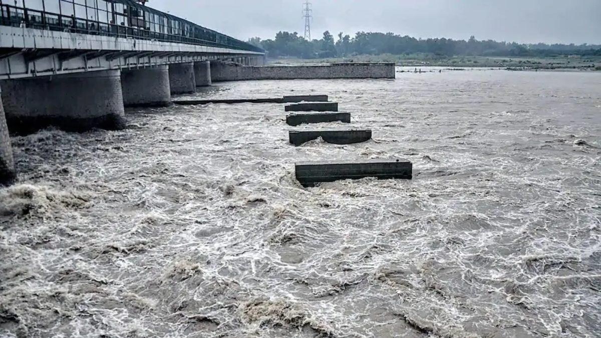 दिल्ली में यमुना का जलस्तर खतरे के निशान के करीब
