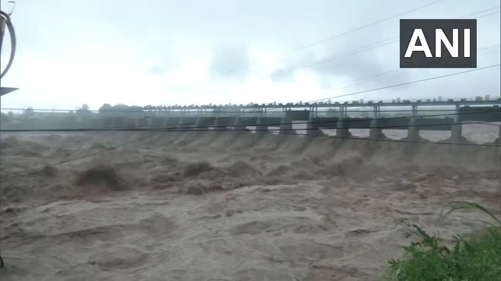 जम्मू के डोडा में बादल फटने से 3 की मौत, वैष्णो देवी यात्रा पर रोक, कई रास्ते बंद