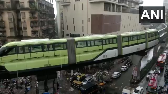 मुंबई में भारी बारिश के बीच मोनोरेल भी फेल, 17 यात्रियों को सुरक्षित निकाल